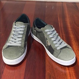 ADORABLE Steve Madden Green Camo Sneakers Size 8.5